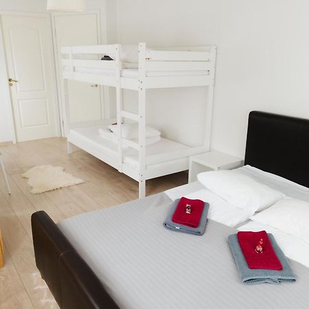 Konrad Family Guesthouse กูรัซซาเร ภายนอก รูปภาพ