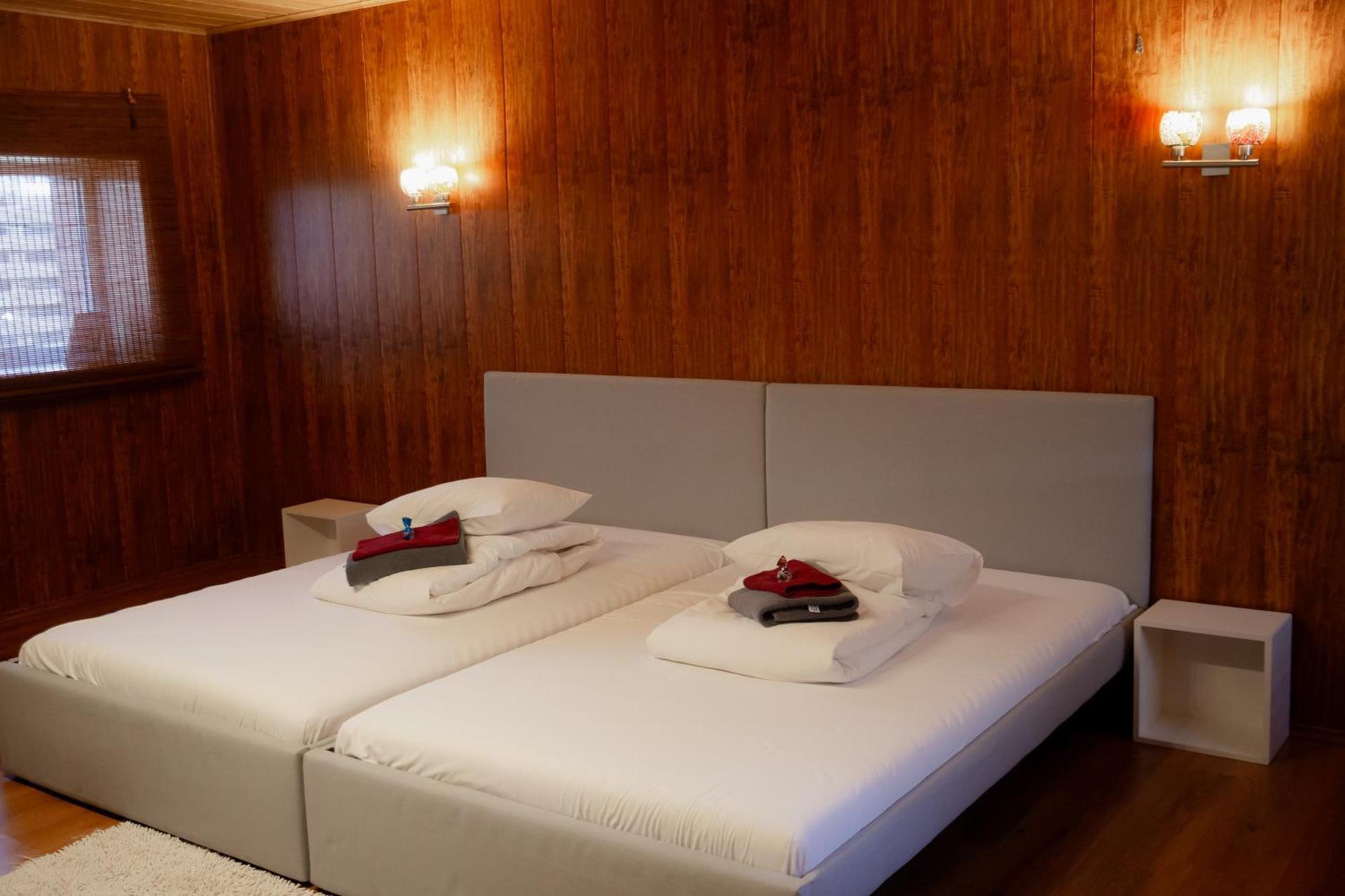 Konrad Family Guesthouse กูรัซซาเร ห้อง รูปภาพ