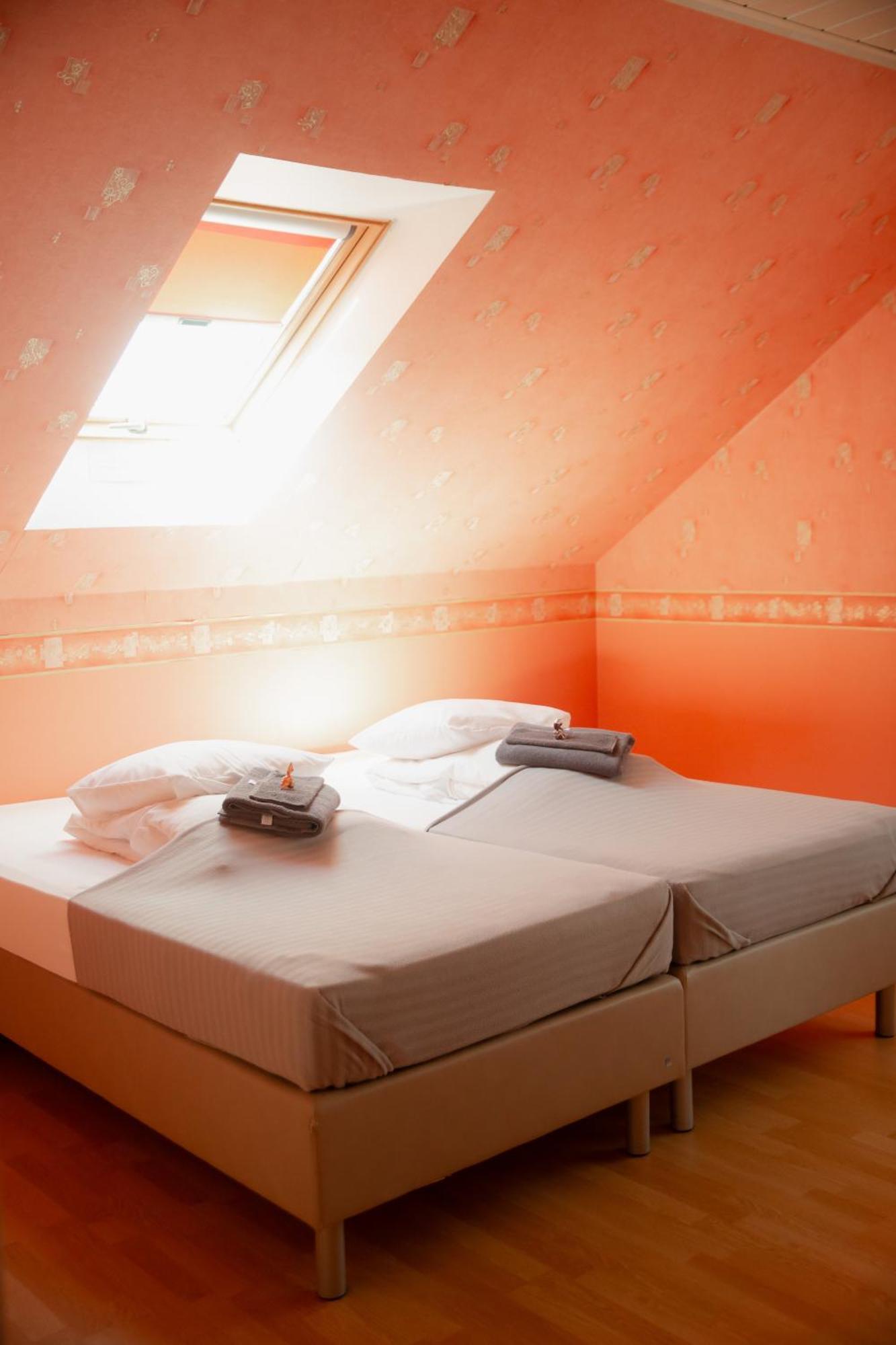 Konrad Family Guesthouse กูรัซซาเร ภายนอก รูปภาพ