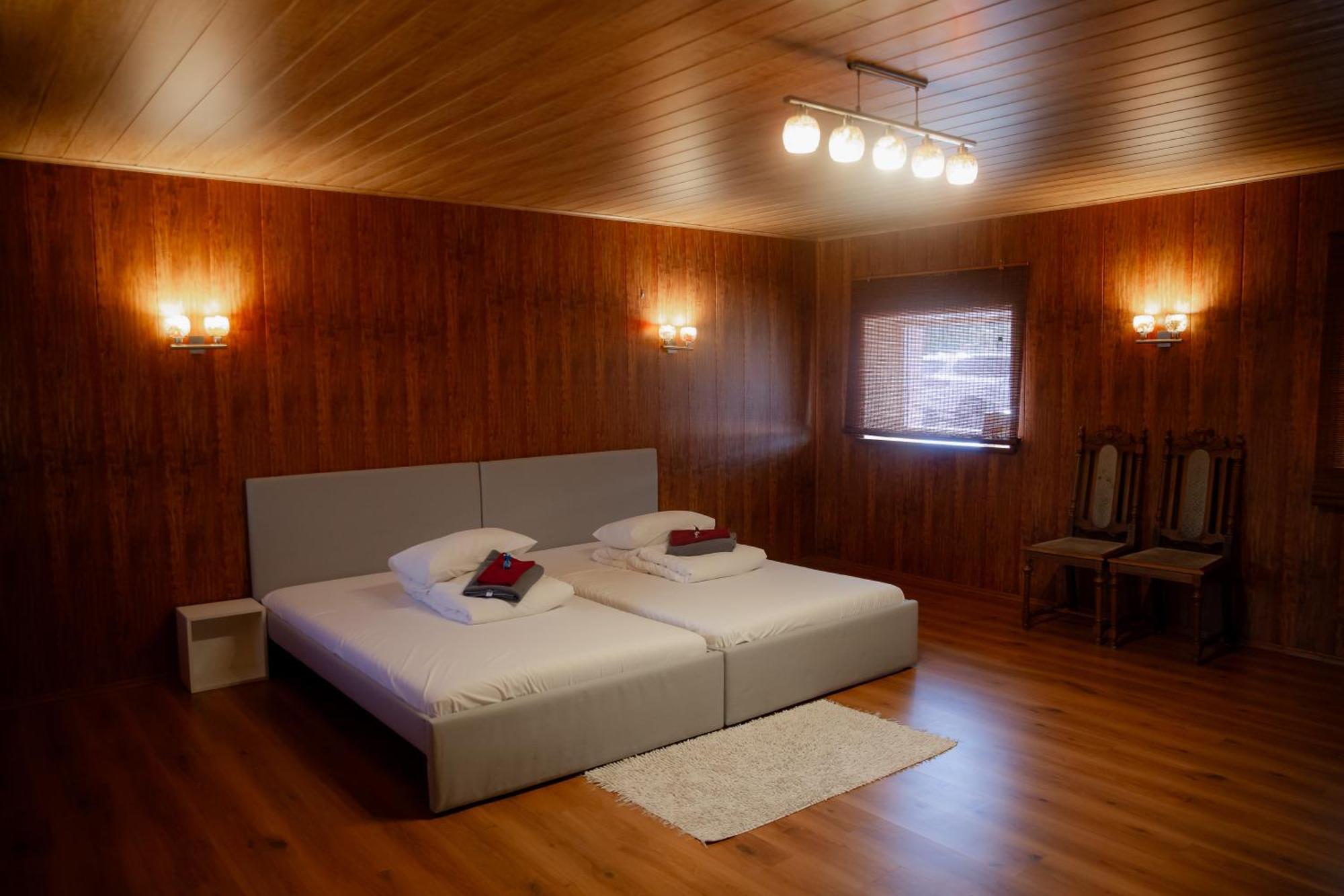 Konrad Family Guesthouse กูรัซซาเร ภายนอก รูปภาพ