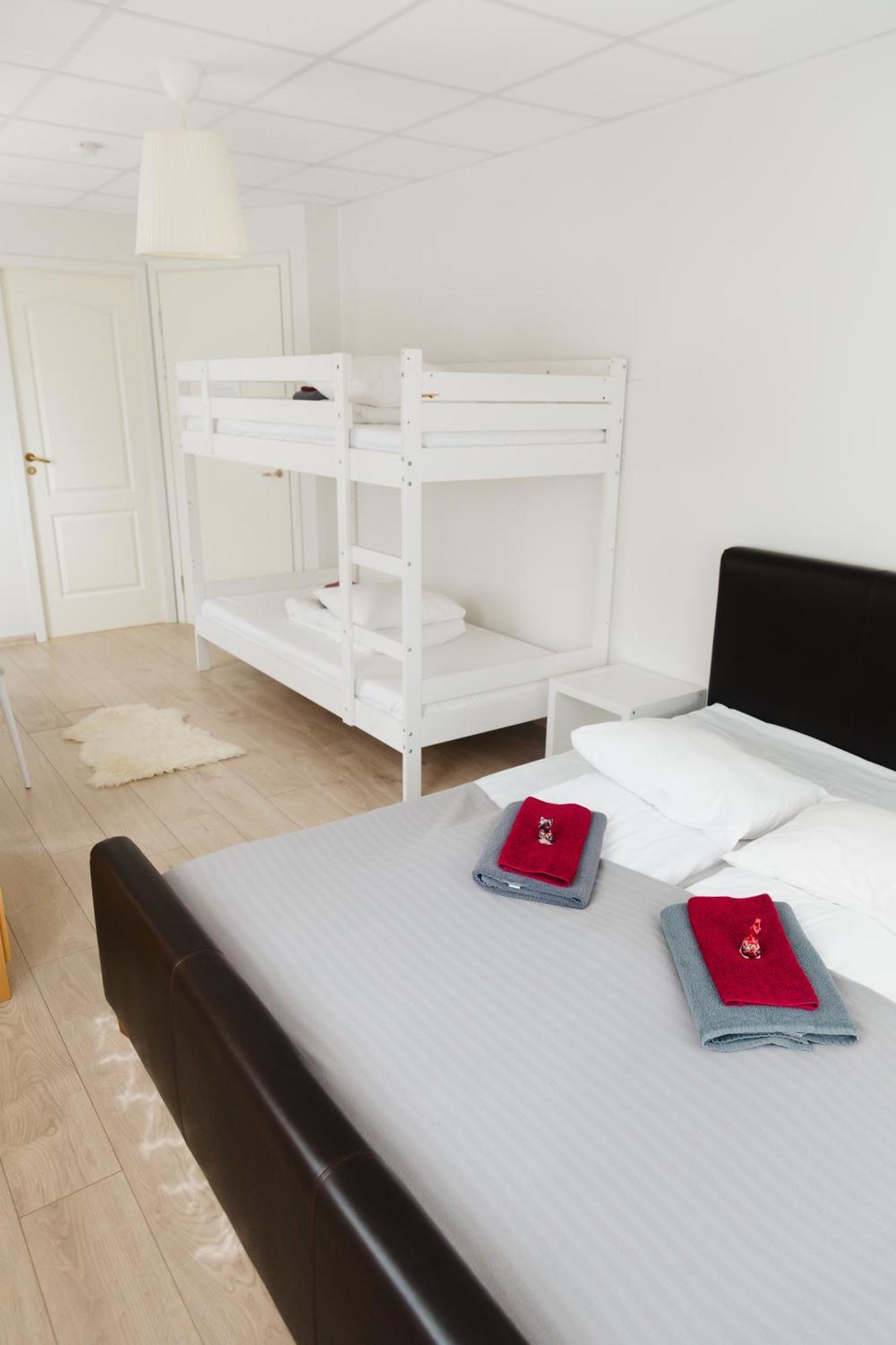 Konrad Family Guesthouse กูรัซซาเร ภายนอก รูปภาพ