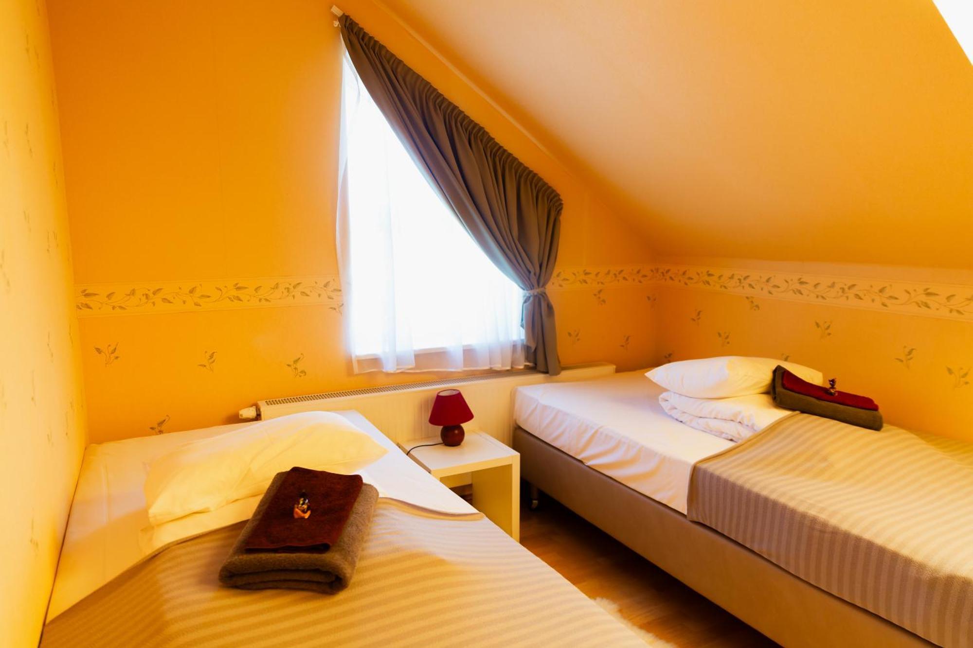 Konrad Family Guesthouse กูรัซซาเร ภายนอก รูปภาพ