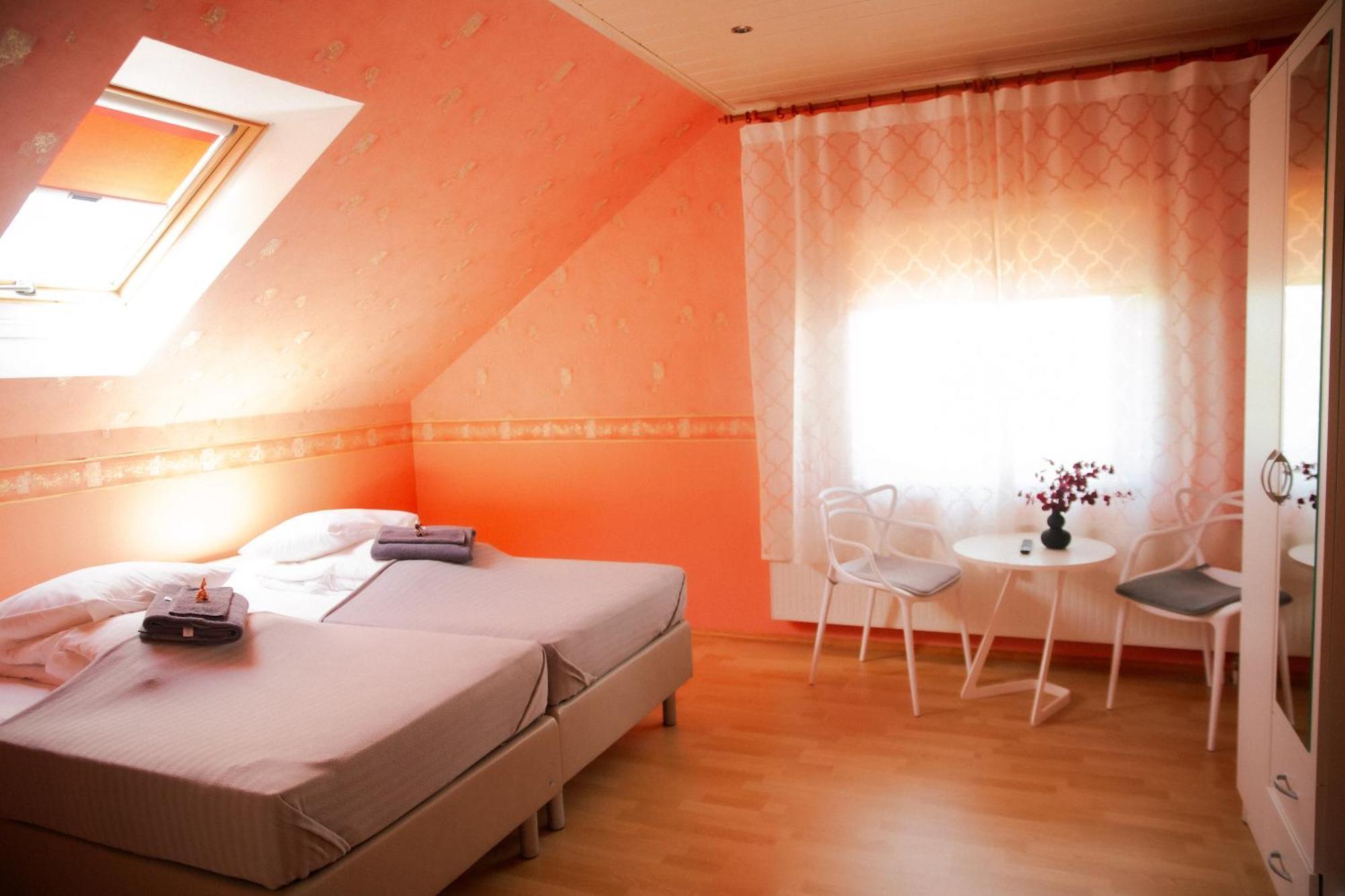 Konrad Family Guesthouse กูรัซซาเร ห้อง รูปภาพ