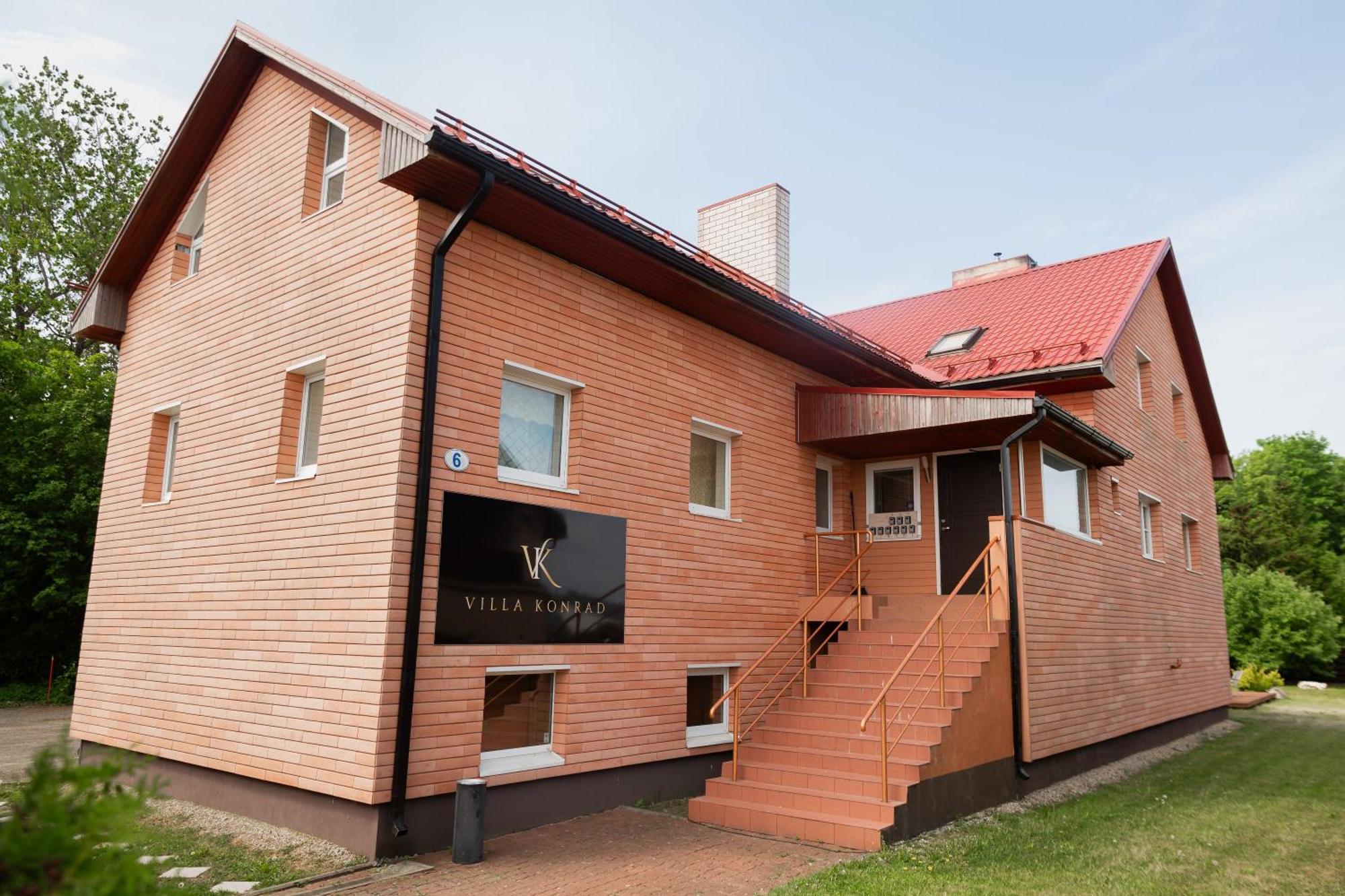 Konrad Family Guesthouse กูรัซซาเร ภายนอก รูปภาพ